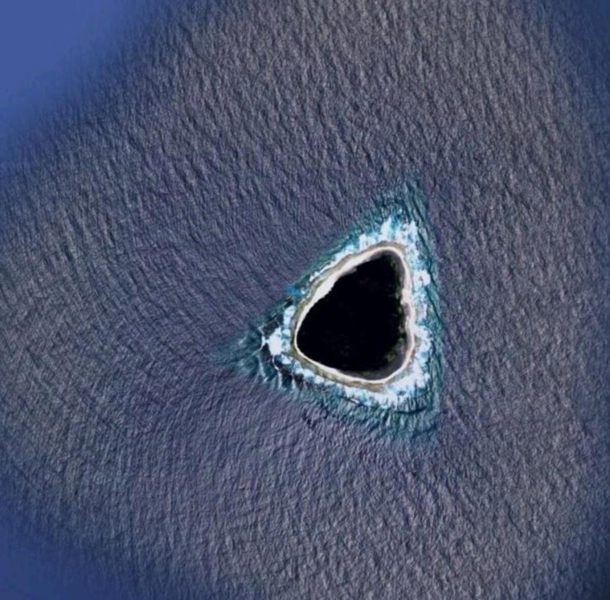 Ce este triunghiul negru din mijlocul Pacificului, surprins de Google Maps / Foto: Google Maps
