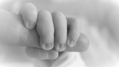 Primul bebeluş cu ADN de la trei persoane s-a născut în Marea Britanie 