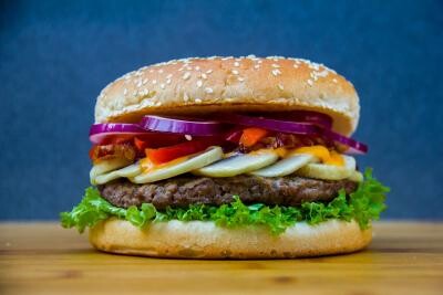 Cert este că carnea roșie, cum este cea din burgerul din imagine, conține un compus, mioglobina, care poate deteriora mucoasa intestinală și astfel crește riscul de cancer, așa că este bine să consumăm carne roșie în cantități mici.