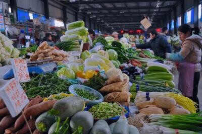 Luna trecută, preţurile la 28 de produse alimentare au crescut cu 16% comparativ cu luna precedentă, a relatat luni presa chineză, citând date oficiale. Anul trecut, preşedintele Xi Jinping a făcut apel la concetăţeni să economisească hrană şi a denunţat 