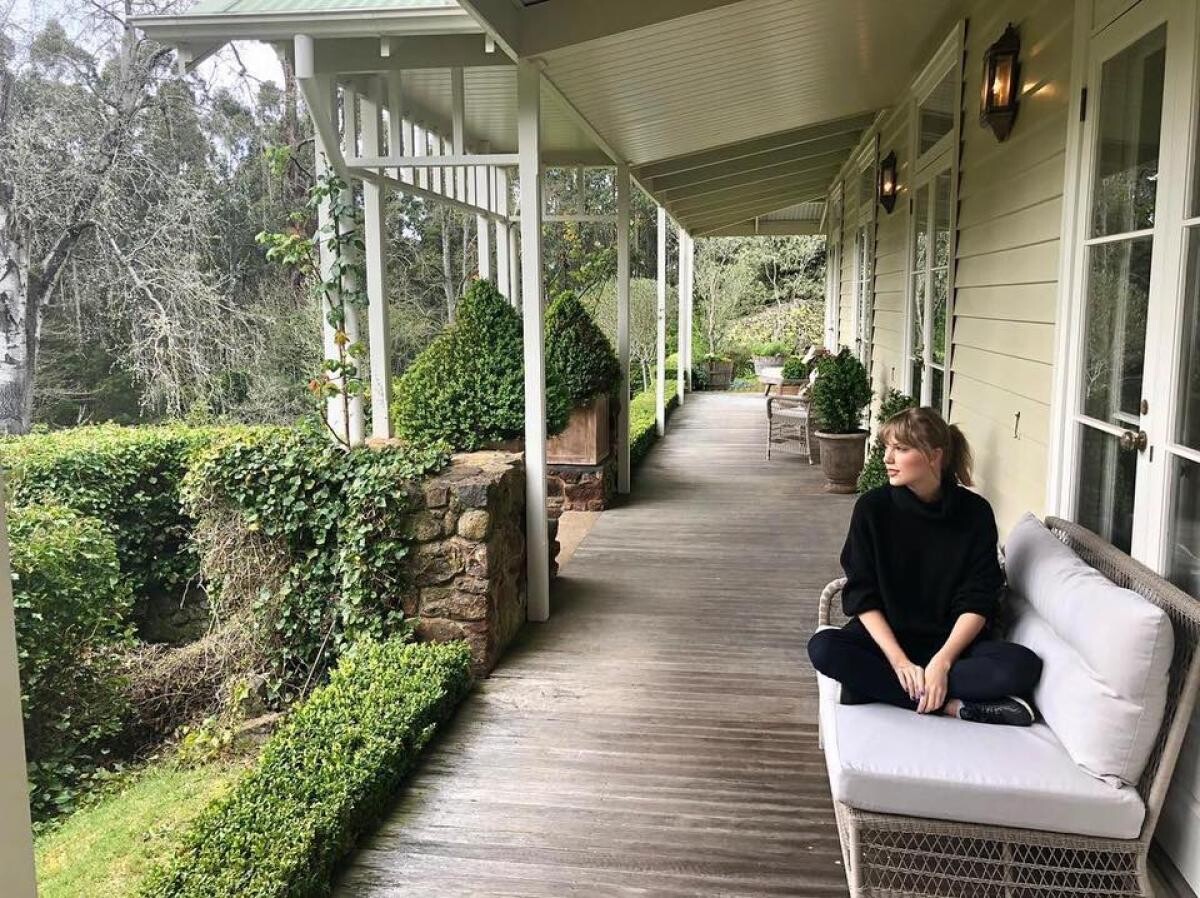 Un fan al lui Taylor Swift "a intrat cu mașina" în casa ei și "a cerut să o vadă" înainte de a fi arestat