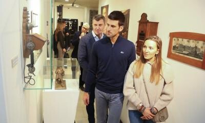 Novak, împreună cu soția sa, Jelena Djokovic, la lansarea timbrului filatelic emis în onoarea jucătorului.