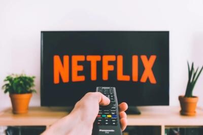 Utilizatorii Netflix care își împart contul cu alte persoane vor fi taxaţi suplimentar. Compania a anunțat reguli noi / Foto: pexels, freestocks.org