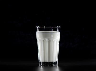 Un litru de lapte a ajuns să fie mai scump în România decât în Franţa