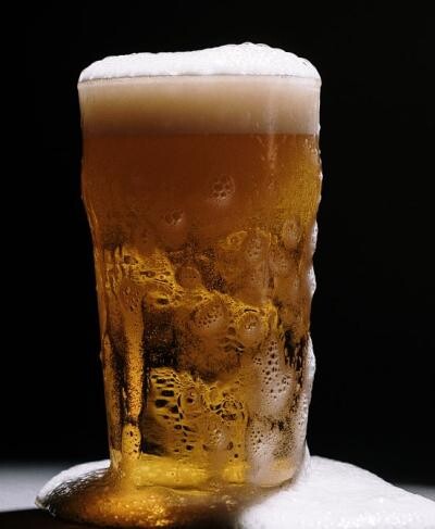 Amestecă o lingură de bere cu un albuș și trei picături de ulei de migdale - este cea mai puternică mască anti-îmbătrânire. Sursa - Pexels