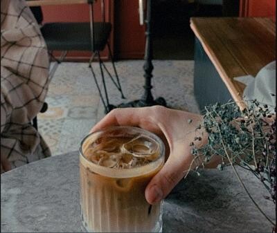 Cafea cu gheață pentru zilele caniculare. Ai nevoie de un borcan și băutura salvatoare este gata. Sursa - Pexels