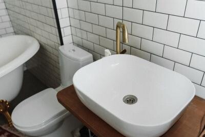 Petele galbene de pe obiectele sanitare pot fi eliminate rapid - zece picături din acest produs sunt suficiente. Sursa - Pexels