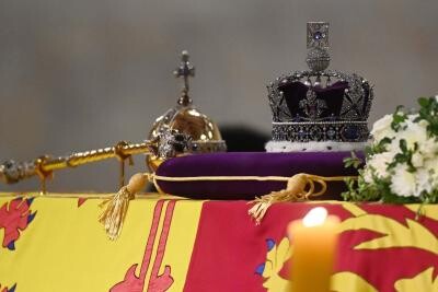 Coroana imperială a fost pusă pe sicriul reginei Elisabeta a II-a