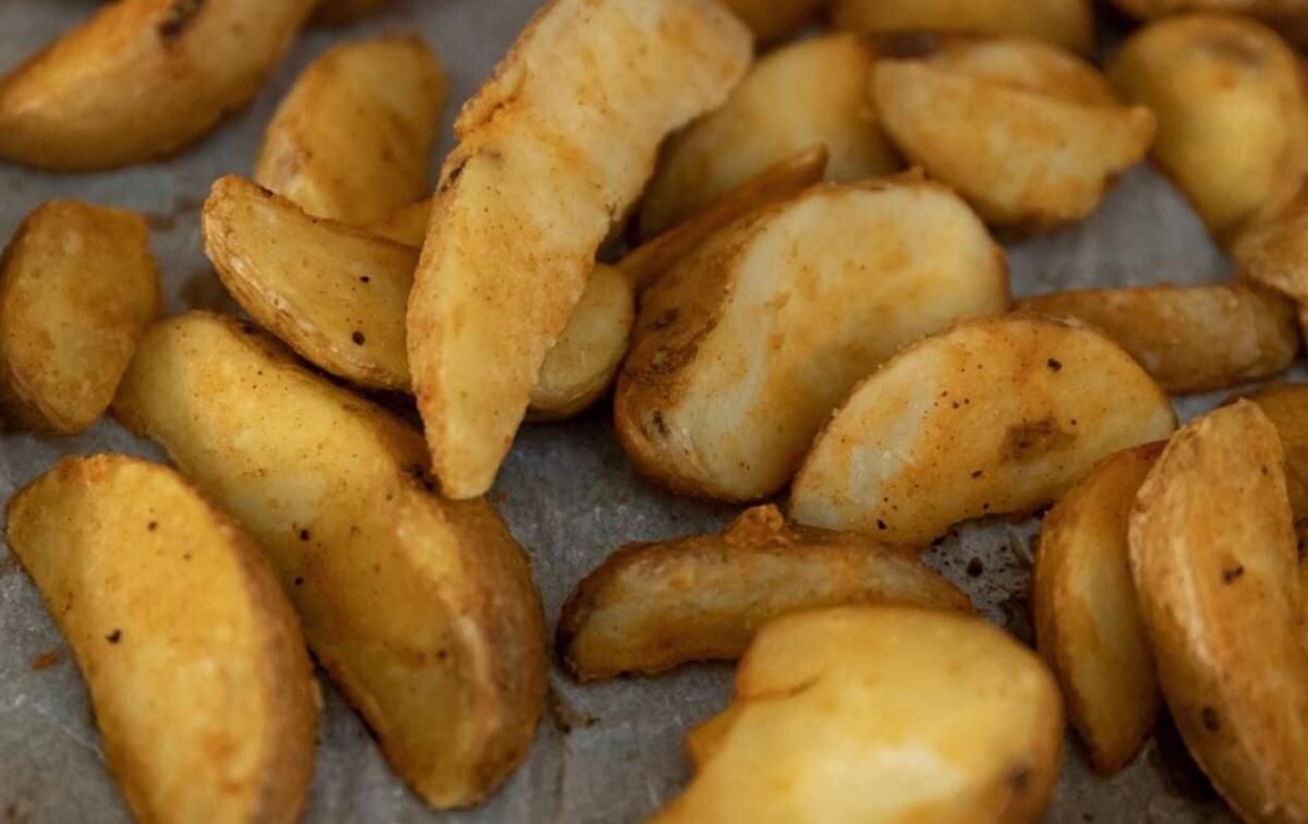 Cartofi copți în stil sicilian. Au o crustă aurie și crocantă. Rețeta rapidă și ușoară. Sursa - pixabay.com