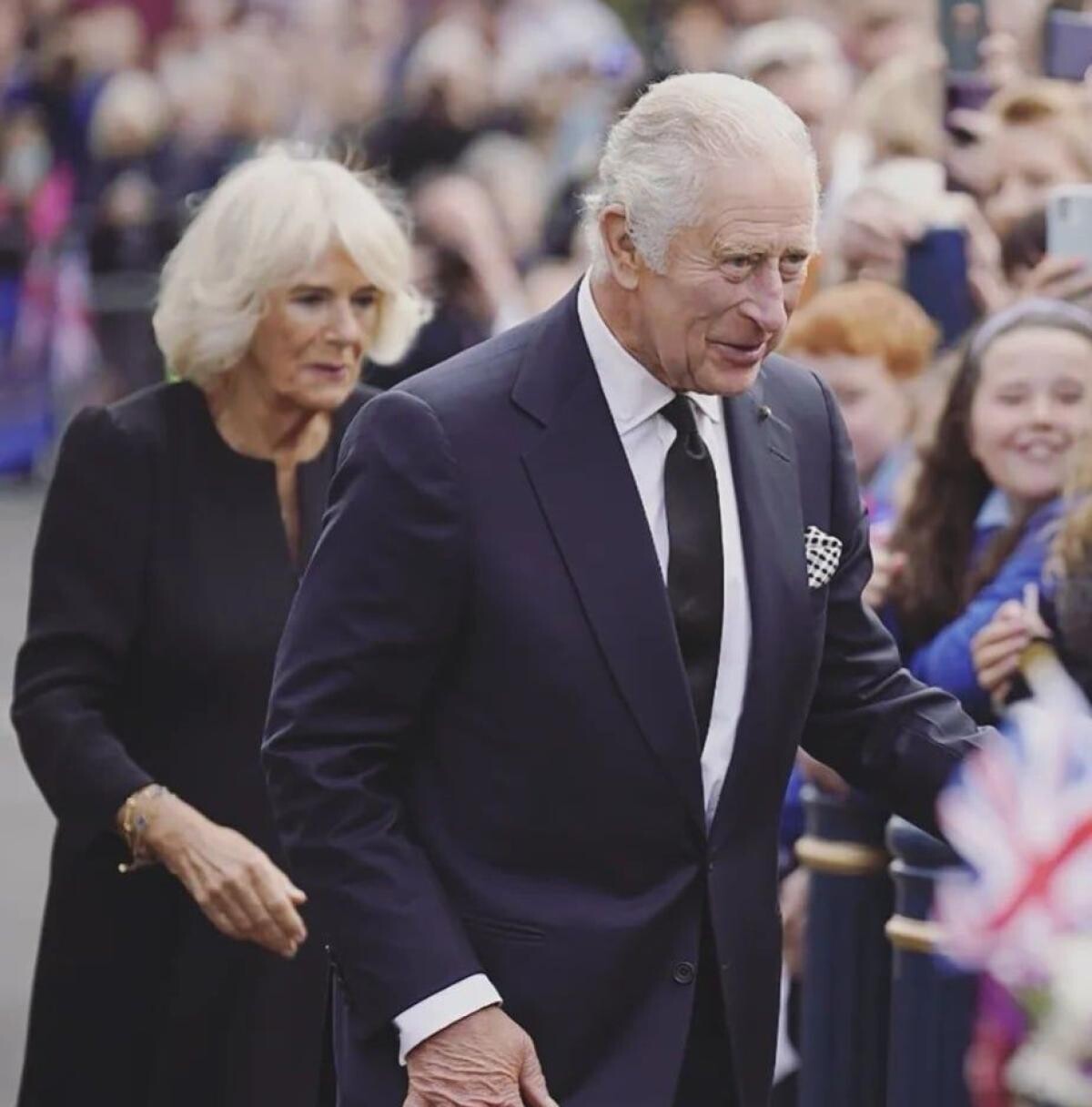 Un bărbat, reţinut de polițiști, după ce a aruncat cu ouă înspre Regele Charles / Foto: Instagram The Royal Family