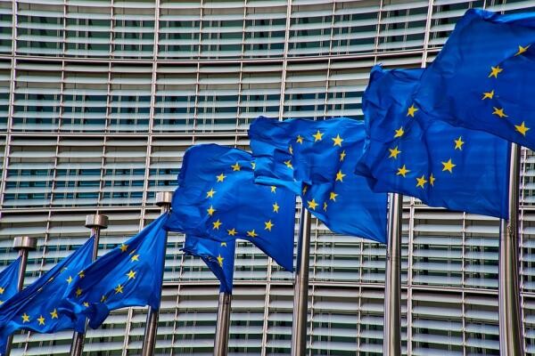 Comisia Europeană a agreat sprijinirea populației pentru plata facturilor și prelungirea acordării voucherelor sociale / Foto: Pixabay, de NakNakNak
