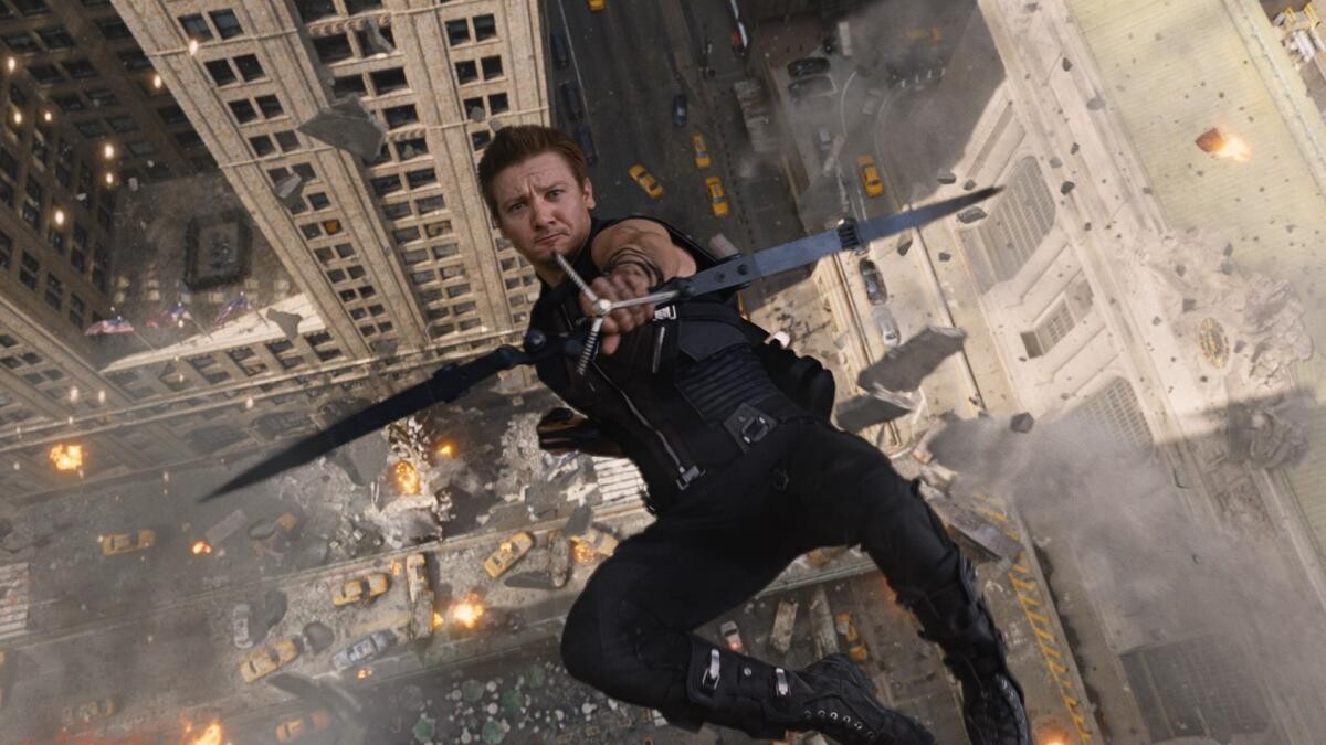 Jeremy Renner în rolul Hawkeye din franciza Avengers a Disney