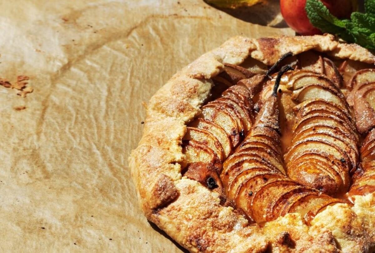 Plăcintă cu pere, mult mai buna decât cea cu mere, este super pufoasă, datorită unui ingredient special. Sursa foto: freepik.com