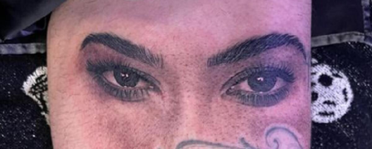 Travis Barker și-a tatuat ochii lui Kourtney Kardashian / Instagram