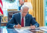 Președintele Joe Biden semnând documente