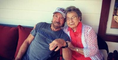 Cum arată mama lui Chuck Norris, la 101 ani / Facebook
