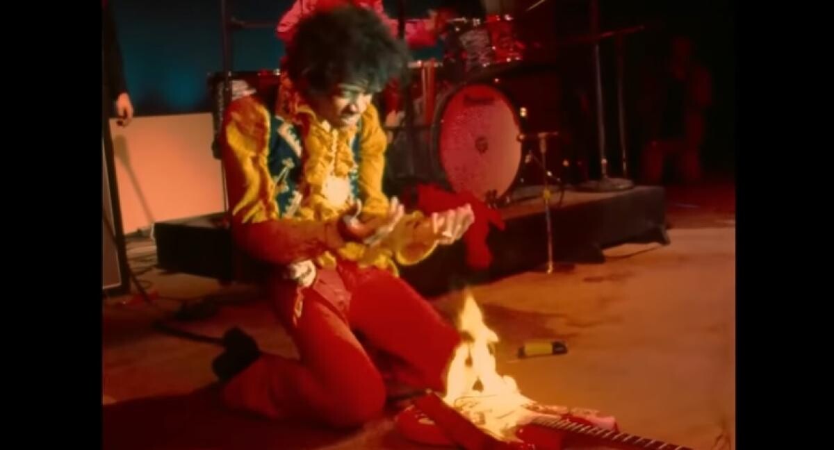 Cum era un spectacol a lui Jimi Hendrix. Și-a ars chitara pe scenă (VIDEO)