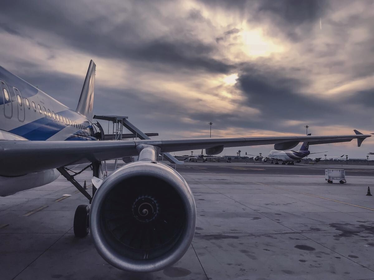 Două avioane s-au ciocnit pe pista Aeroportului din Suceava / Photo by Ahmed Muntasir