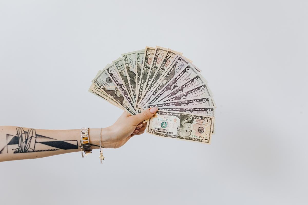 Îți aduc, sau nu, banii fericirea? Ce spun oamenii de știință / Photo by Karolina Grabowska