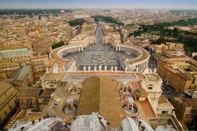 Vaticanul interzice tatuajele şi piercingurile pentru angajaţii Bazilicii Sfântul Petru / Photo by Aliona & Pasha
