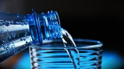 ONU: Jumătate din vânzările de apă îmbuteliată ar fi suficiente pentru a furniza apă potabilă tuturor / Photo by Pixabay