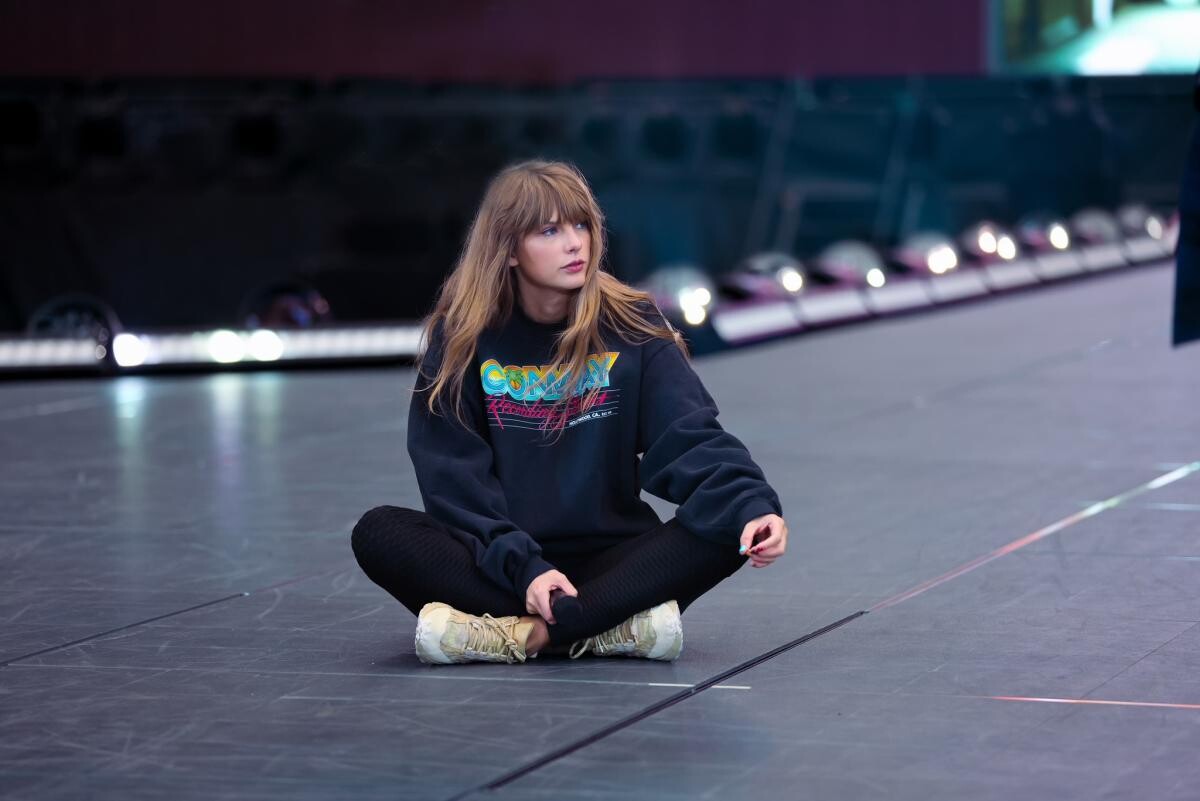 Mania Taylor Swift a sosit în sălile de curs ale unei universităţi din Filipine