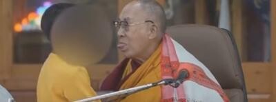 Dalai Lama îşi cere scuze după ce a fost filmat sărutând un băiat la un eveniment public