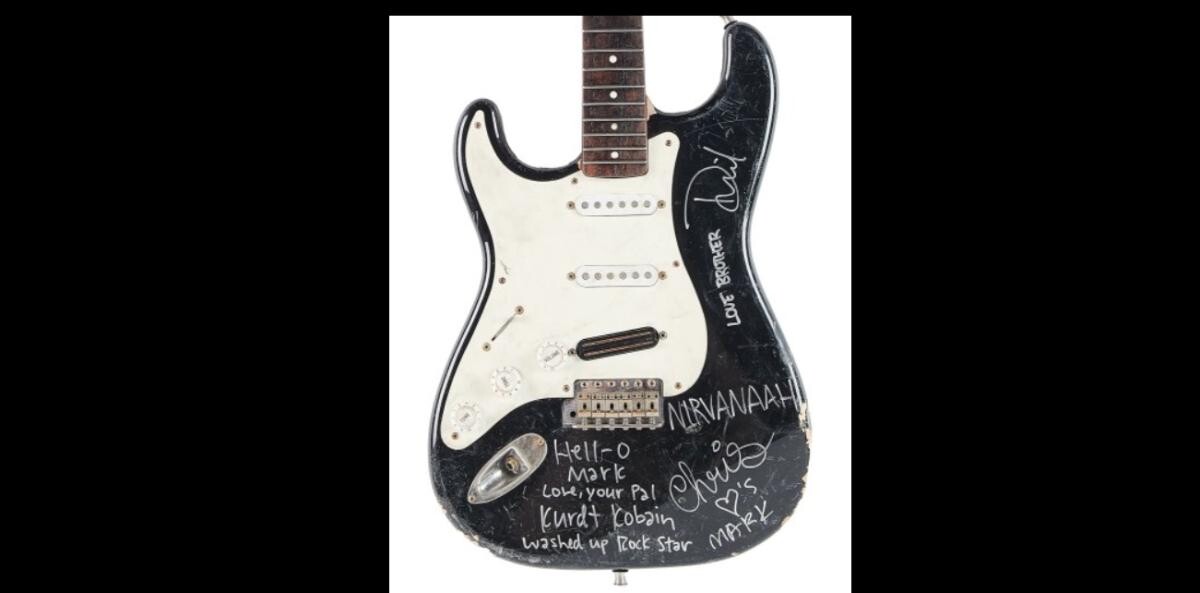 O chitară spartă pe scenă de Kurt Cobain a fost vândută pentru 600.000 de dolari la licitaţie în SUA 