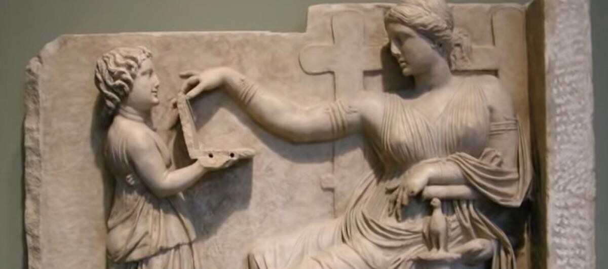 Statuia grecească antică din anul 100 î.Hr. a unei "femei care folosește un laptop" stârnește teorii controversate / Captură Youtube