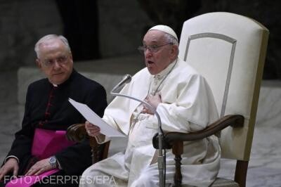 Papa Francisc şi-a întrerupt audienţa din Piața Sf. Petru pentru a răspunde la telefon / Foto: Agerpres