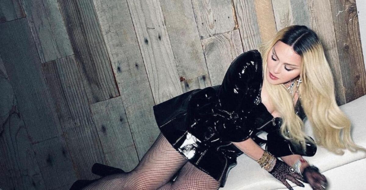 Madonna a căzut cu scaunul în timpul concertului! Vezi cum a reacționat și ce a făcut imediat după