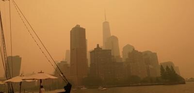 New York este acoperit de o ceaţă portocalie. Oamenii sunt obligaţi să poarte măşti de protecţie