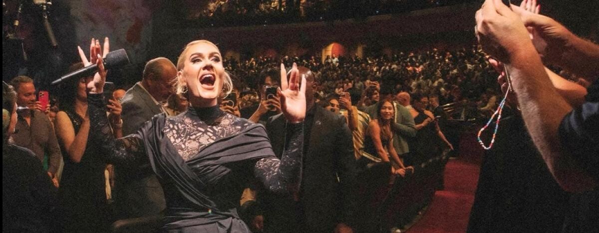 Adele ripostează după incidentele cu obiecte aruncate pe scenă: Te provoc! Îndrăznește să arunci cu ceva în mine