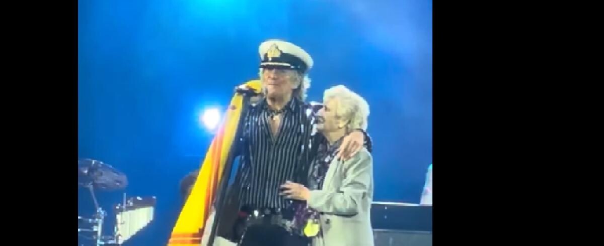 Rod Stewart își surprinde fanii: Moment emoționant pe scenă alături de sora lui în vârstă de 94 de ani