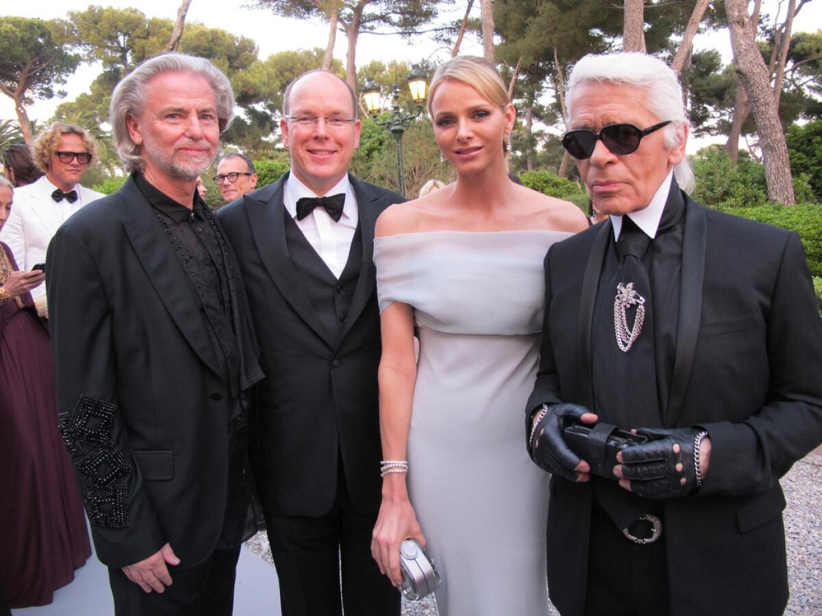 Albert și Charlène de Monaco alături de regretatul creator de modă Karl Lagerfeld / Foto: Wikipedia