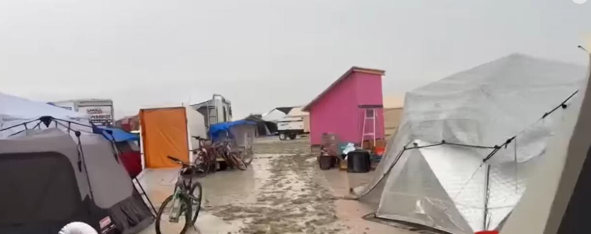 Festivalul Burning Man: O persoană a murit, iar alte zeci de mii sunt blocate