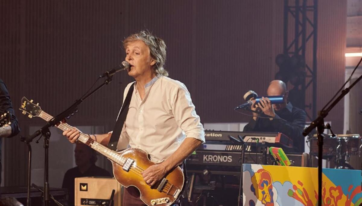 Sir Paul McCartney s-a reîntâlnit cu chitara furată după mai bine de 50 de ani /Facebook